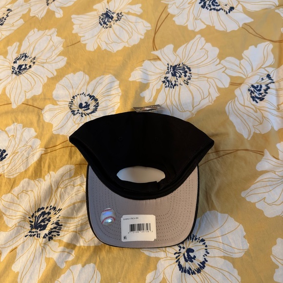 New York Yankees Adjustable Hat - Picture 2 of 3